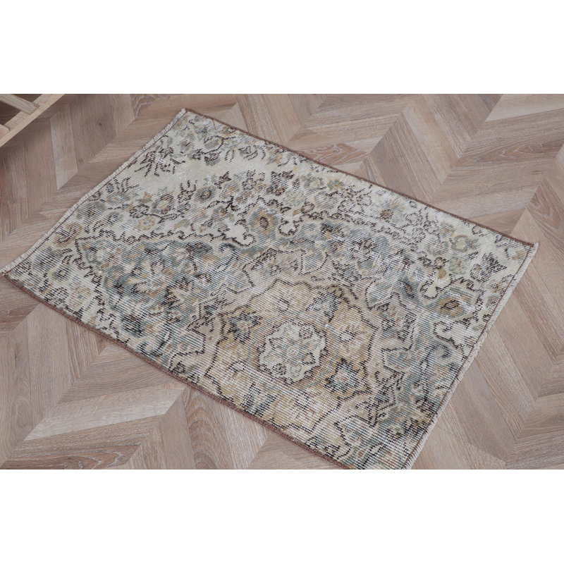 Paillasson vintage turc avec motif floral beige complexe: touche élégante pour les vestibules
