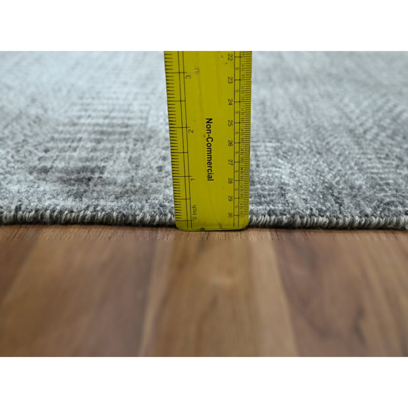 Gris brumeux 2 pi x 3 pi, ton sur ton, motif d'herbe moderne, noué à la main, laine avec touche de soie, luxuriant et moelleux, échantillon, tapis, tapis oriental