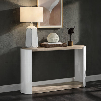 Table chic avec surface brillante et tablette supplémentaire pour le salon