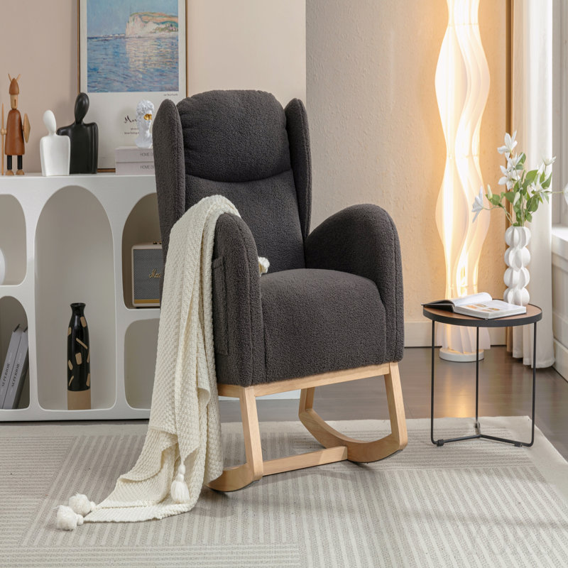 Chaise berçante en tissu Teddy avec pieds en bois emballés