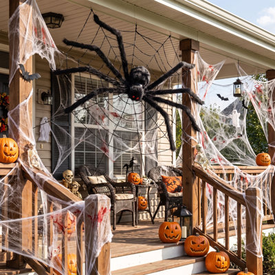 Araignée géante poilue d'Halloween avec grande toile d'araignée, décoration extérieure effrayante pour véranda ou jardin, idéale pour une fête d'Halloween sur le thème d'une maison hantée.