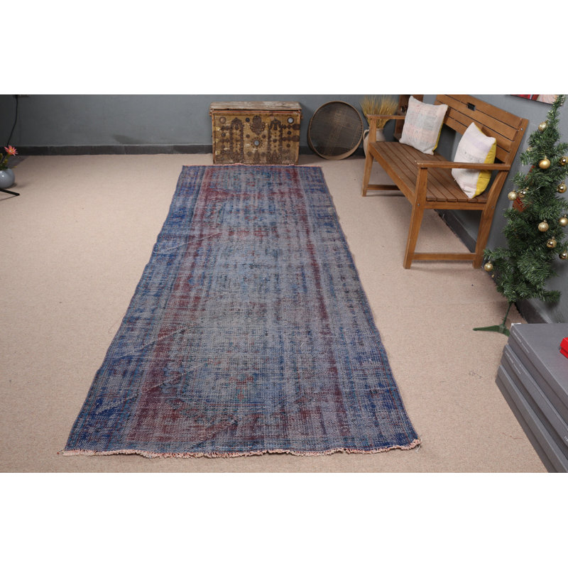 Tapis turc tissé à la main avec un motif complexe dans des tons de bleu et de rouge, idéal pour la décoration bohémienne