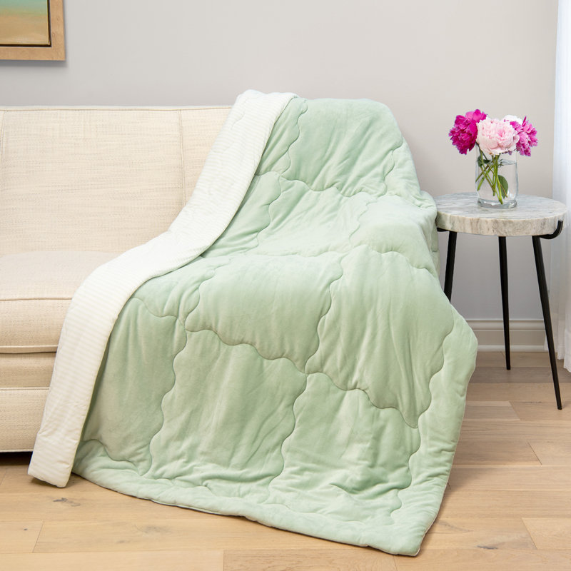 Jeté rafraîchissant HGTV Quietude Stripe 60 x 80 pouces, 60 po x 80 po, Rayures Quietude
