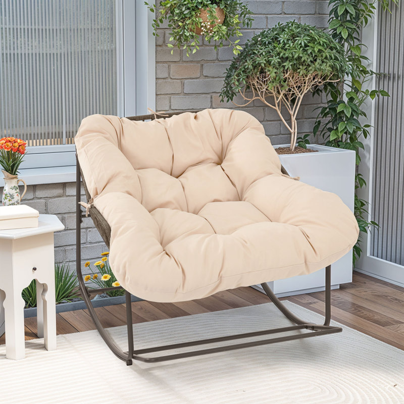 Chaise berçante confortable avec coussin moelleux et confortable