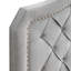 Grand lit plateforme tapissier en velours gris à boutons
