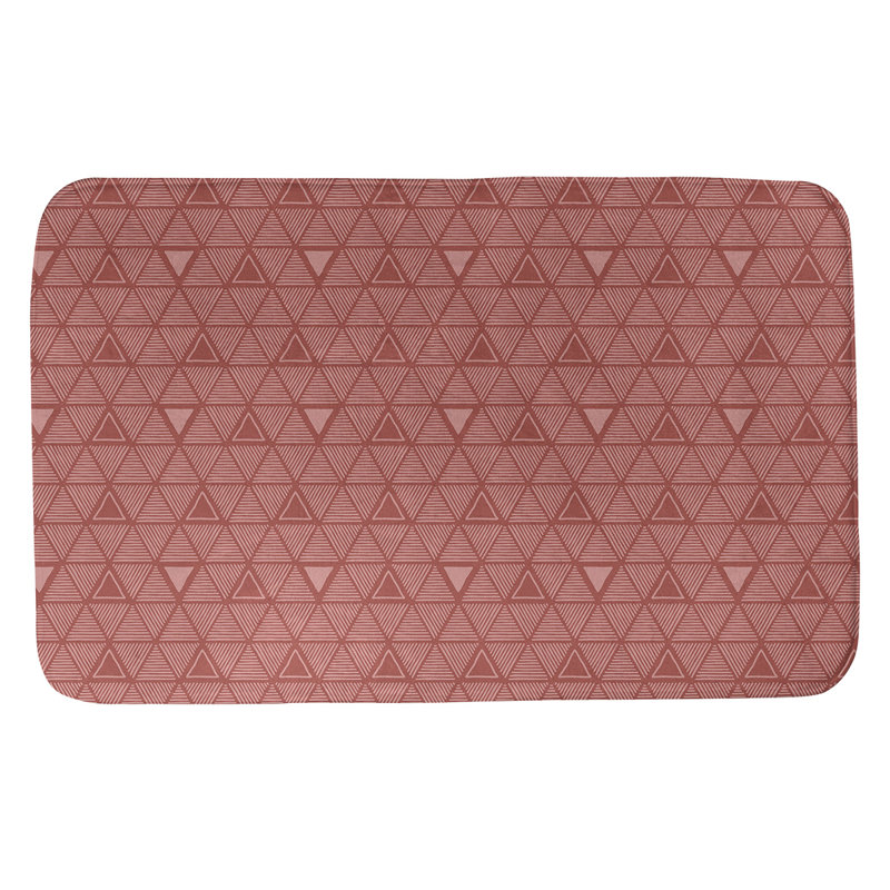 Tapis de bain géométrique à motif de triangles dessinés à la main, l 17 po x L 24 po, Rouge / rouge clair