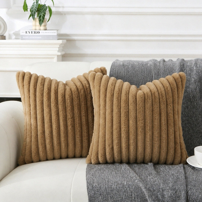 Housses de coussin décoratives en fausse fourrure 18 x 18 pouces, Brun