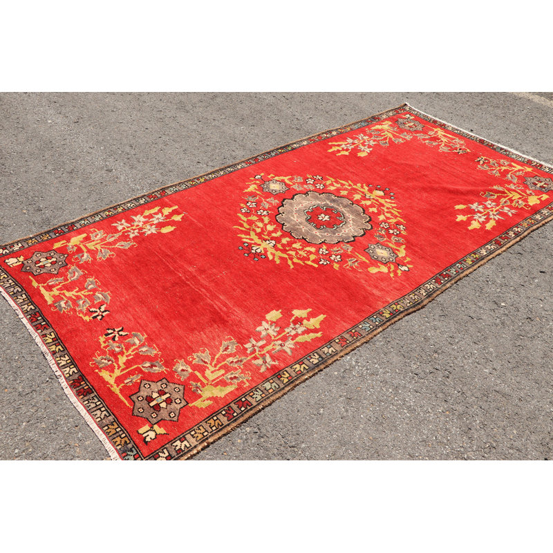 Tapis turc vintage tissé à la main avec un tapis rouge et un motif de médaillon floral pour un décor bohémien