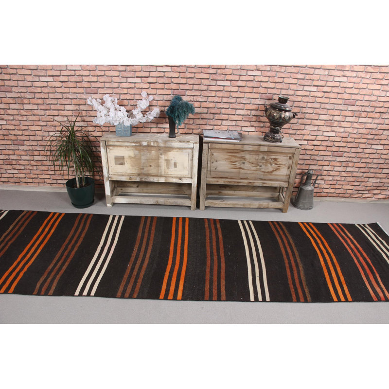 Tapis de style rétro Kilim turc à rayures neutres et noires, idéal pour rehausser le plancher du couloir avec une touche anatolienne authentique