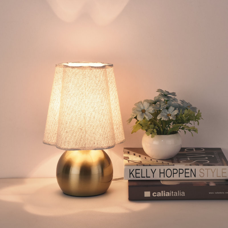 Petite lampe de table avec base en laiton doré et abat-jour en lin festonné