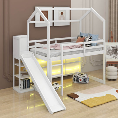 Lit mezzanine simple en bois avec tablettes et lumière
