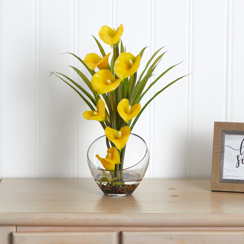Arrangement floral de lys artificiels dans un vase, Jaune