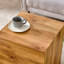 La table basse en panneau de fibres à densité moyenne rehausse votre espace de vie avec cette table moderne aux motifs lisses et texturés de couleur bois.