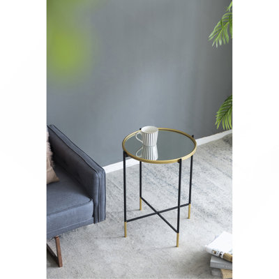 Ensemble de 2 tables d'appoint en fer doré et noir avec plateau en verre