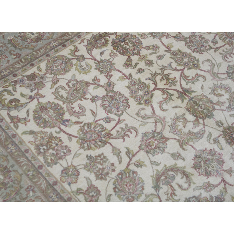 Wool Oriental Area Rug in Ivory/Khaki