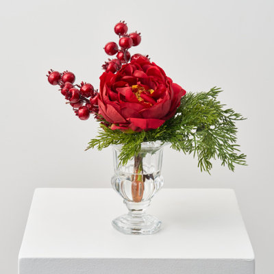 Arrangement d'illusion d'eau de Noël en forme de pivoine rouge, de cèdre et de baies d'églantier