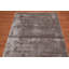 Tapis gris touffeté à la main