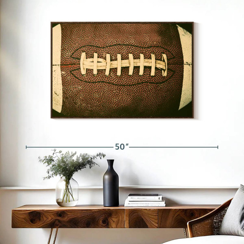 Vieux football, 37 po x 25 po, Cadre flottant en noyer
