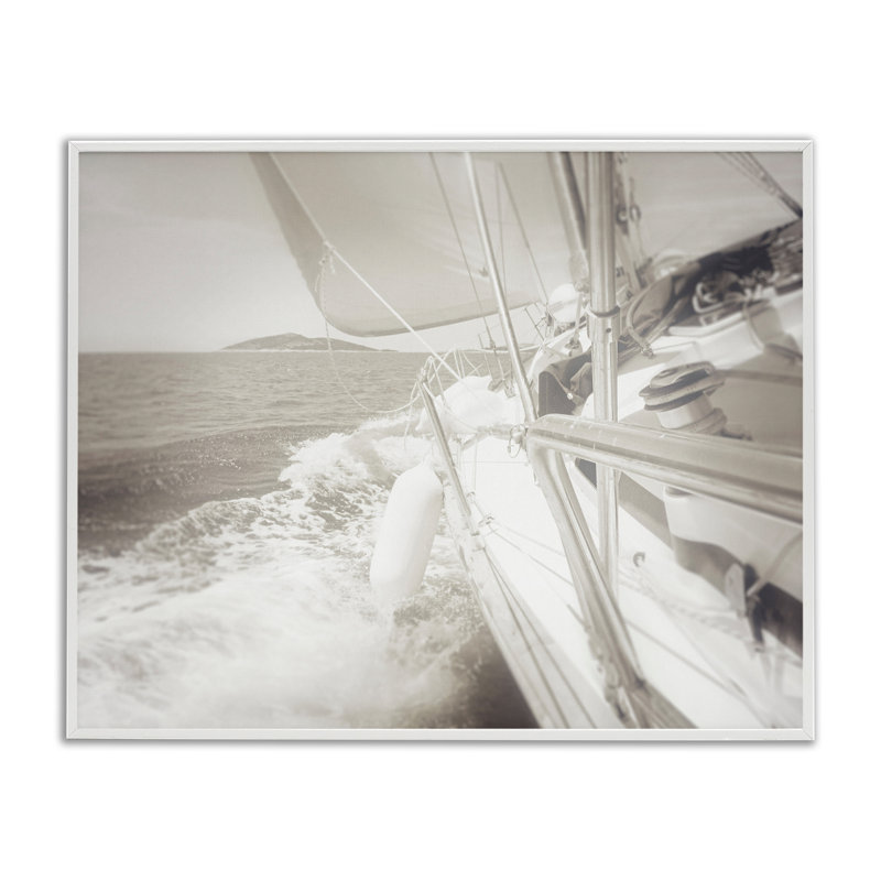 «Splashing Boat Bow», art de la giclée encadrée par Graffi *ee Studios, Estampe numérique encadrée blanc bord de mer