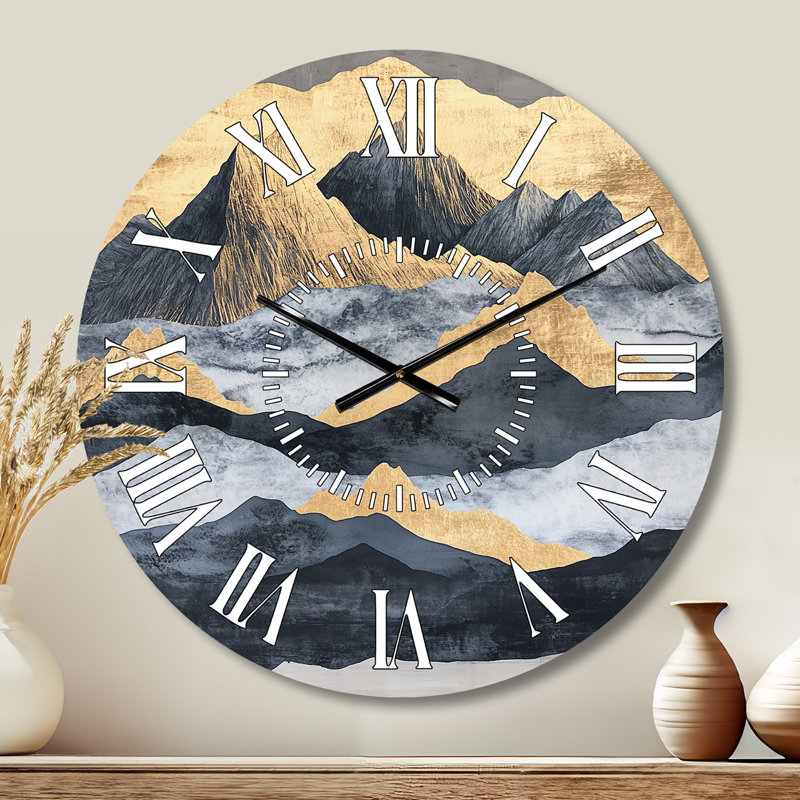 Mirage de montagne à l'encre et à l'or II - Horloge murale abstraite en métal, Médium