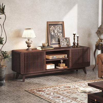 Maggie 63 po pour téléviseur jusqu'à 72 po, console de télévision avec 2 portes coulissantes en grille et station de charge, meuble audio-vidéo Mid-Century moderne avec rangement pour le salon