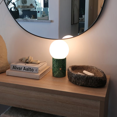 Lampe de table à DEL en marbre vert moderne de 11 po Kai, abat-jour en verre givré, port USB et gradateur à 3 voies