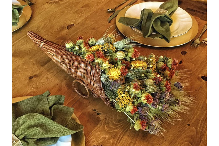 How to Make a Modern Thanksgiving Centerpiece with Dried Flowers