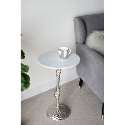 Table d'appoint en aluminium avec plateau en marbre - 16 po de diamètre x 23,5 po - Argent / Blanc