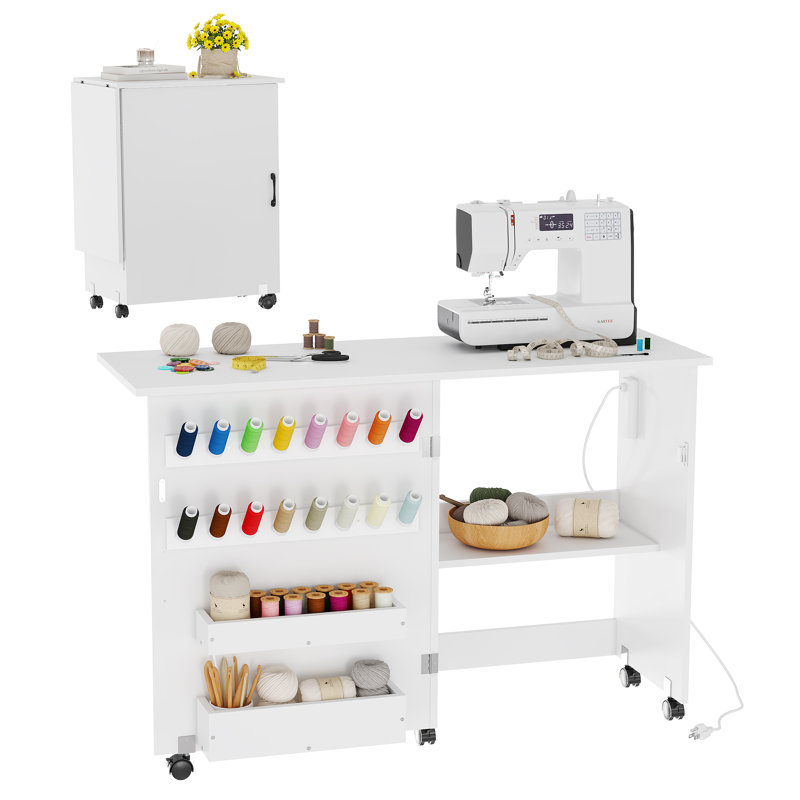 Table pliable de couture et d'artisanat avec station de charge, bureau peu encombrant avec roues verrouillables, plateaux de rangement et chevilles, armoire portative pour petits espaces, blanc