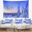 Tapisserie en polyester coucher de soleil par-dessus des arbres congelés avec accessoires suspendus inclus-28490671