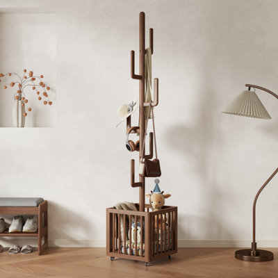 Portemanteau autoportant en bois massif d'inspiration cactus avec panier de rangement et roulettes, 3 options de couleurs disponibles.