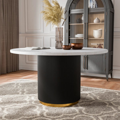 Table de salle à manger ronde en faux marbre avec base en roseau noir et blanc