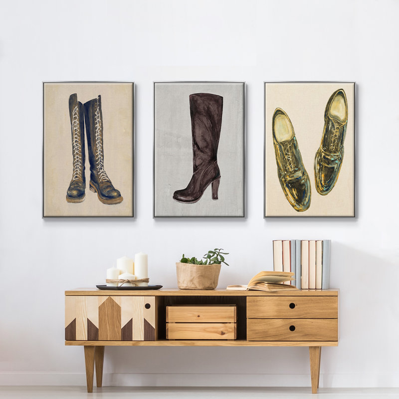 «The Shoe Fits I V1», reproduction sur toile 3 pièces, H 27 po x l 54 po x P 2 po, Argent