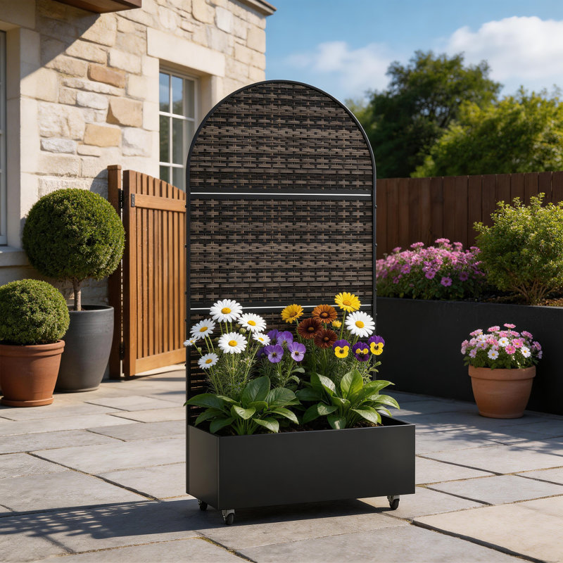 Boîte à fleurs en rotin avec treillis et roues Oaklyn, H 70,8 po x l 35,5 po x P 15,7 po, Noir