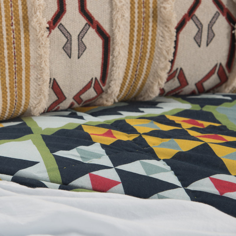 Maddux Place Traditional Cotton Geometric Shapes Quilt, Twin