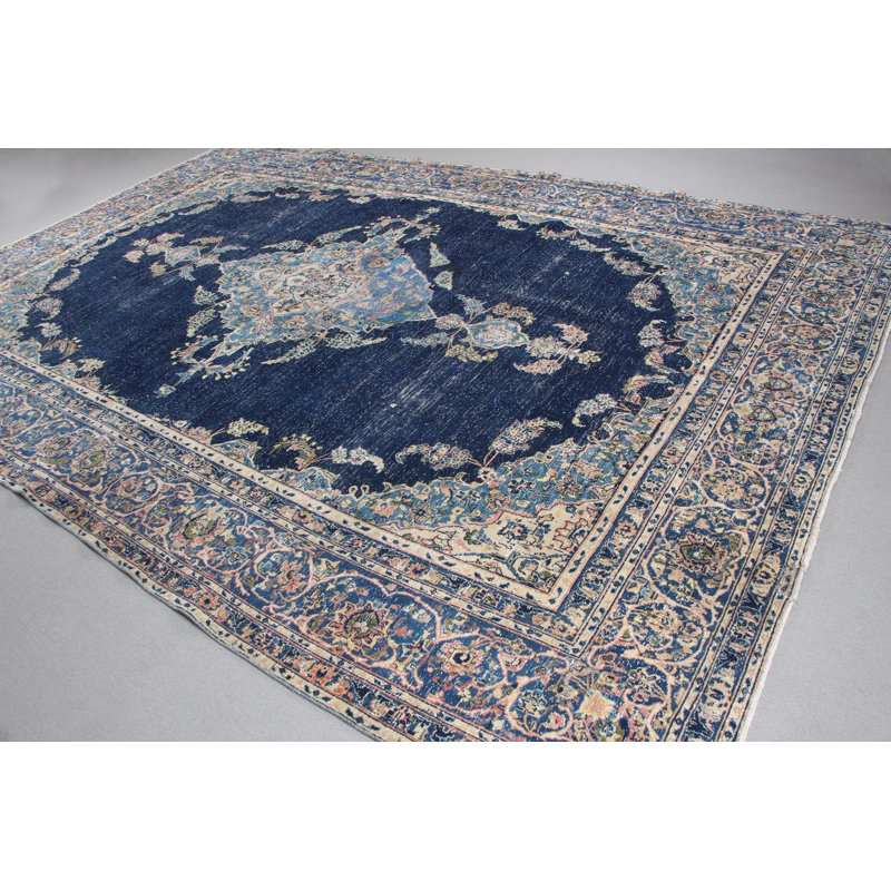 Tapis turc surdimensionné avec médaillon bleu marine pour une utilisation en salon avec une couverture colorée