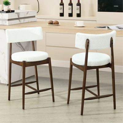 De 2 tabourets de comptoir modernes de style Mid-Century, noyer brun et beige, structure en bois d'hévéa naturel, assise revêtue de tissu bouclé, repose-pieds en forme de I, convient aux coussins ronds des îlots de cuisine, dossier incurvé
