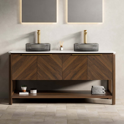 Meuble-lavabo autoportant avec comptoir en pierre frittée, double vasque en verre, armoire en contreplaqué, portes à cannelures diagonales et système de rangement à fermeture en douceur.