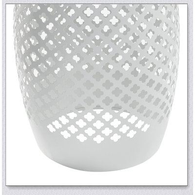 Table d'appoint ronde à découpes en dentelle, table d'appoint en fer thermolaqué, table de bout compacte moderne, imperméable et antirouille, table de patio d'extérieur nécessitant peu d'entretien pour le salon, le jardin et la cour, 3 couleurs disponibles