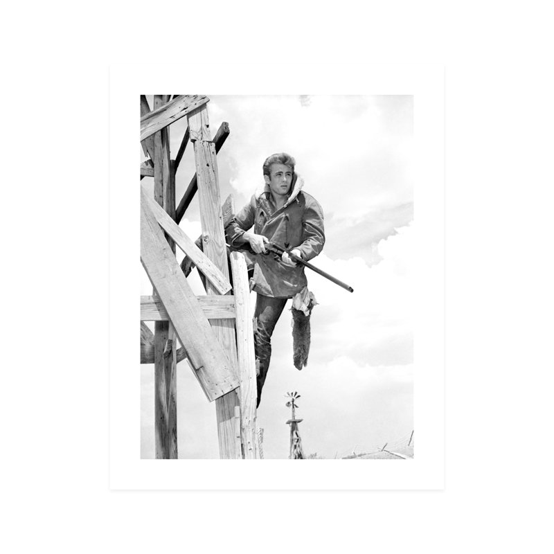 James Dean debout sur un cadre en bois avec un fusil - photographie sans cadre, H 10 po x l 8 po