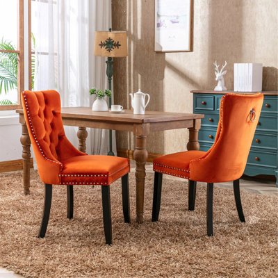 Chaise de salle à manger rembourrée en velours avec pieds en bois et garniture cloutée