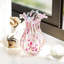 Vase d'art moderne avec pétales roses