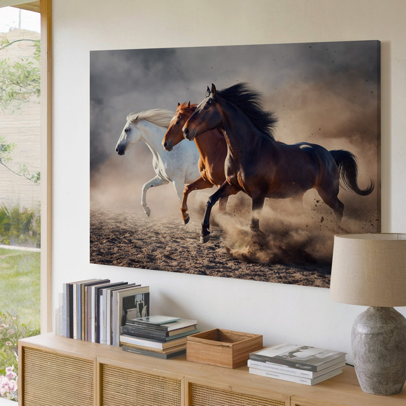 Toile dans un tableau dynamique "Three Horses Burst Into Motion with Wall Art", un étalon blanc frappant menant la charge, sa crinière qui coule, art mural
