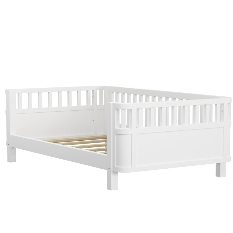 Lit plateforme simple en bois blanc, sécuritaire et agréable pour un lit de taille, avec tête de lit à clôture