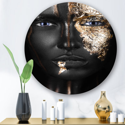 Portrait d'une fille afro-américaine avec maquillage doré - reproduction de photo sur métal