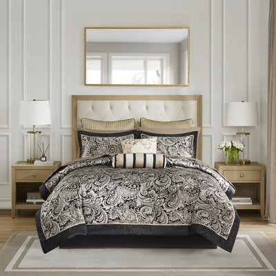 Très grand lit noir 12 pièces. Livré avec des draps en coton. Contient un édredon, des taies décoratives, des coussins et une jupe. Attrayant motif cachemire attrayant