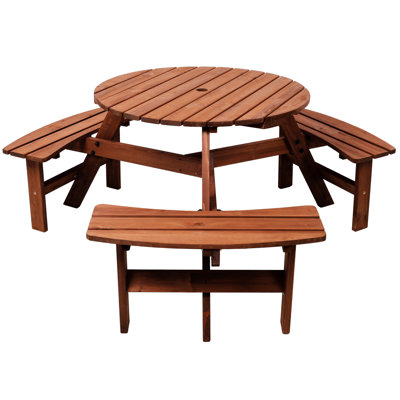 Table ronde de pique-nique en bois pour 6 personnes, idéale pour le jardin. Elle comprend 3 bancs, un trou pour parasol, un plateau de 89 cm (35 pouces) et résiste aux chocs et aux fissures. Ses bords arrondis et lisses la rendent stable et de couleur marron.