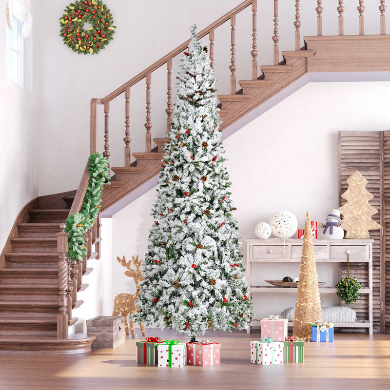 Arbre de Noël artificiel enneigé avec 600 branches de pin, pommes de pin et baies rouges, 8.10'