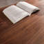 Table basse à quatre pieds en bois massif