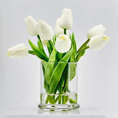 Petite tête en faux tulipes dans un vase, centre de table de petite taille